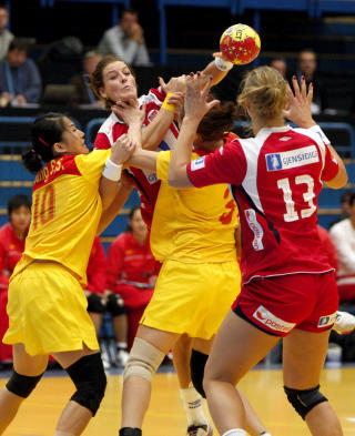 OVERLEGNE: Norge vant kampen mot Kina 40-22. Linn-Kristin Riegelhuth scoret fem. Foto: Bj�rn Sigurds�n / SCANPIX