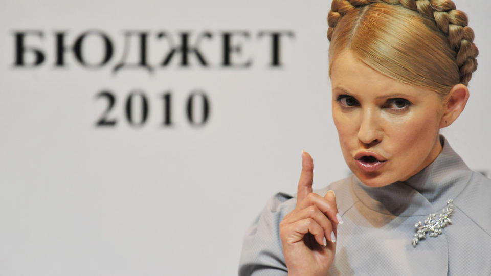 VERDENSLEDER: Yulia Tymoshenko er if�lge en k�ring den peneste verdenslederen. Men rett bak seg har hun Jens Stoltenberg.  Foto: AFP PHOTO/Scanpix