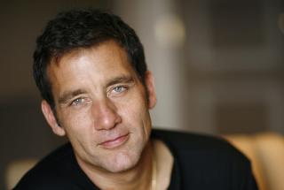LIGNER DE? Amerikanske CBS News mener Stoltenberg og Clive Owen ligner. Foto: REUTERS/Scanpix