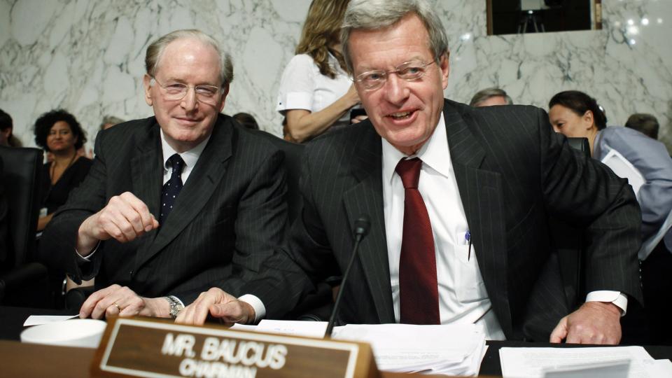 GODTOK FORSLAG: Senatorene Max Baucus og John D. Rockefeller var i godt hum�r etter debatten. Baucus leder Senatets finanskomite. Foto: REUTERS/Jason Reed/Scanpix