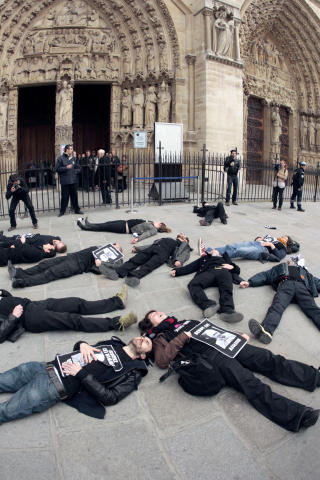 STRIDSTEMA 2: Her protesterer abortforkjempere mot pavens uttalelser under en demonstrasjon i Paris. Foto: AFP PHOTO FRANCOIS GUILLOT/Scanpix