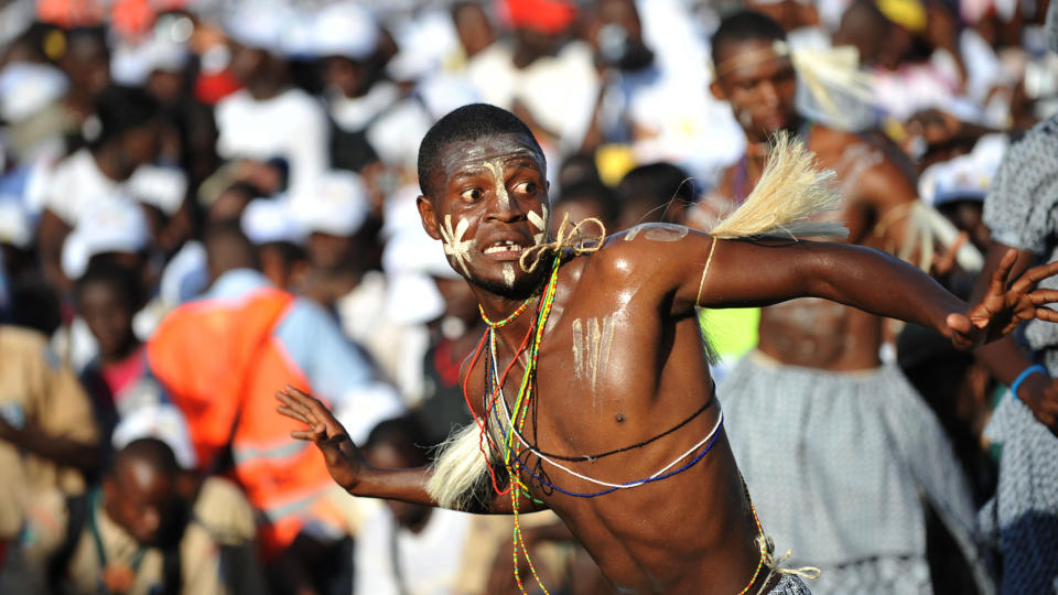 STRIDSTEMA 1: Denne mannen deltok i en danseoppvisning i Angolas hovedstad Luanda, da pave Benedict bes�kte Afrika, og blant annet forkynte antiabortkampens budskap. En ny rapport stiller igjen sp�rsm�let om det er hensiktsmessig med strenge abortlover i den tredje verden. Foto: AFP PHOTO / CHRISTOPHE SIMON / Scanpix