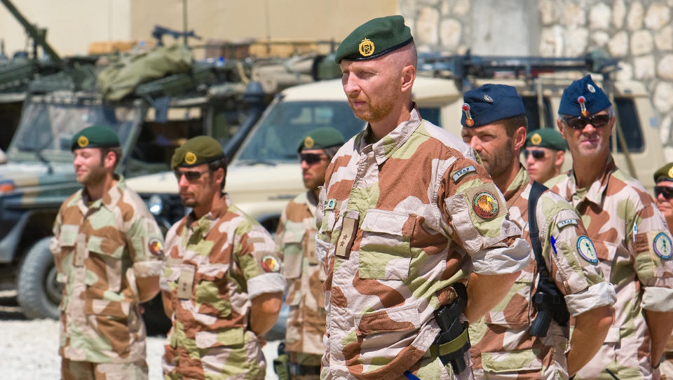 KOSTBART: Her st�r soldater fra den norske stabiliseringsstyrken oppstilt i Meymaneh. Norge bruker mer p� milit�r enn sivil tilstedev�relse i Afghanistan. 
Foto: Forsvaret / PRT Meymaneh / SCANPIX