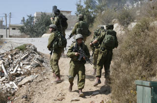 ANKLAGES FOR MENNESKERETTIGHETSBRUDD: Israel f�r p� ny kritikk fra menneskerettighets- organisasjoner. Her er en gruppe soldater ved landsbyen Beit Umar, litt nord for Hebron. AFP PHOTO / HAZEM BADER / Scanpix