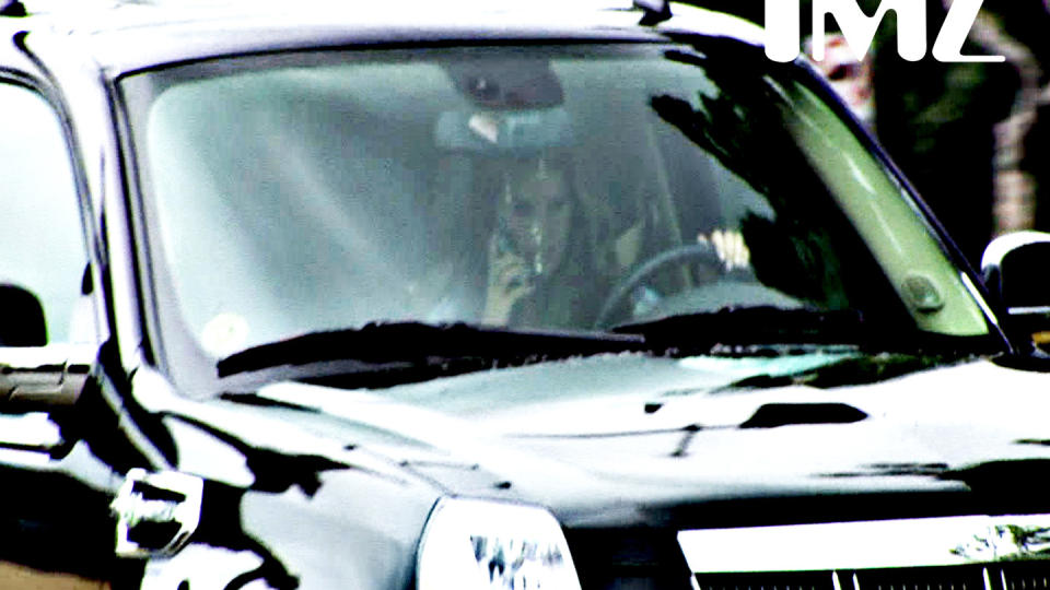 BLA BLA BLA: Maria Shriver br�t ektemannens lov tre ganger. Men la p� da hun oppdaget fotografen. Foto: TMZ/AP/SCANPIX