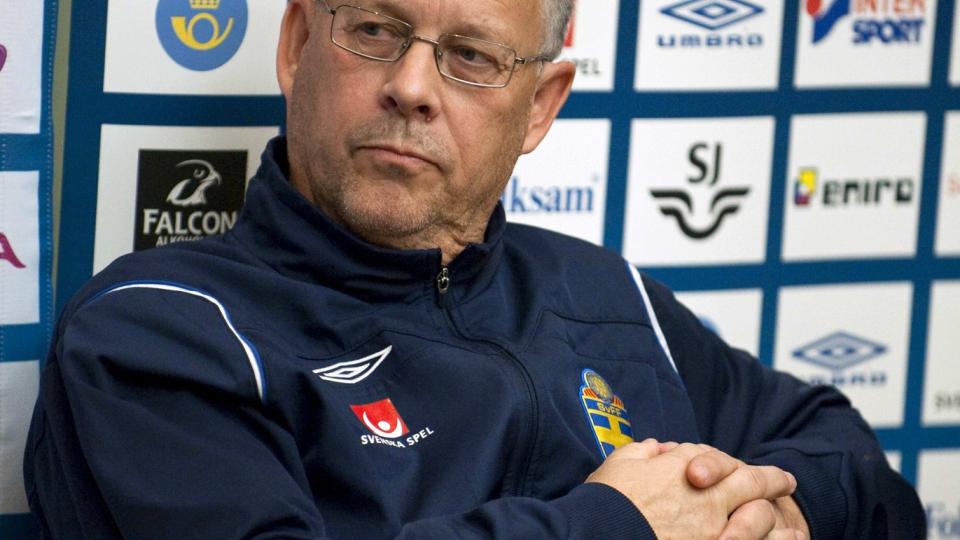 NOE FOR NORGE: Sveriges fotballpresident anbefaler NFF � ringe til Lars Lagerb�ck snarest. Lagerb�ck h�per fortsatt p� et mirakel i kveld. Etter all sannsynlighet er han ledig p� markedet i morgen.Foto: Bertil Ericsson, Reuters/Scanpix