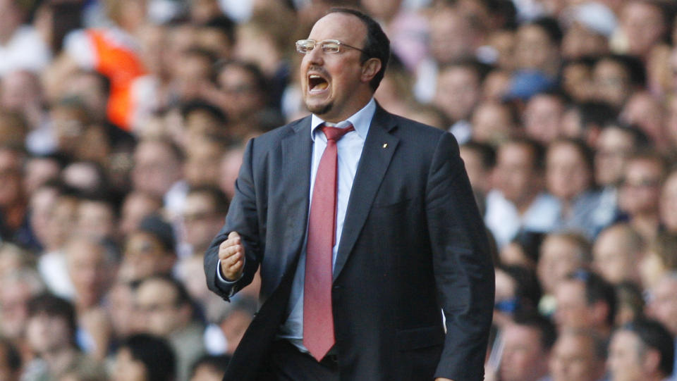 ADVARES: FAs disiplin�rutvalg mener protesten til Rafael Benitez kan karakteriseres som usportslig opptreden, men han f�r bare en skriftlig advarsel. Foto: AP