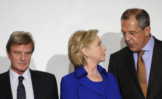 USA OG RUSSLAND ER ENIGE: Noks� uvanlig samarbeidet USA og Russland for � f� Armenia og Tyrkia til � signere vennskapsavtalen. Her Hillary Clinton i samtale med Russlands utenriksminister Sergue� Lavrov under signeringsseremonien i Zurich. Foto: AFP/FABRICE COFFRINI