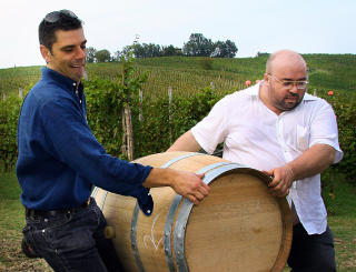 BEINHARD JOBBING:Bonfiglio Carra  og Paolo Magri har lange arbeidsdager under vinh�stingen.