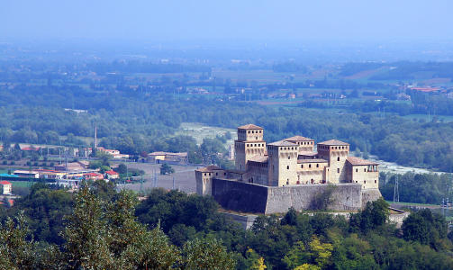 TORRECHIARA: Den lyse borgen  med gullrommet (Camera d'Oro)