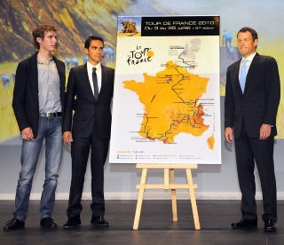 FYLTE OPP PODIET: Andy Schleck (nummer to), Alberto Contador (vinner) og Lance Armstrong (tredjeplass) fylte opp podiet i sommer og var til stede under dagens presentasjon. Foto: AFP