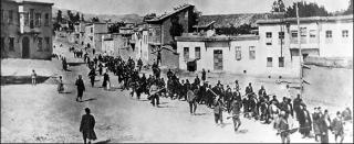 DEPORTASJONER: Armenere f�res til fengselet av tyrkiske soldater i Kharpert i Det osmanske riket i april 1915. Foto: WIKIMEDIA