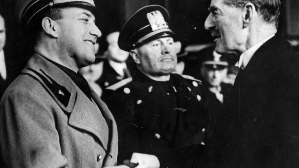 VENNER OG FIENDER: Dette bildet fra januar 1939 viser Benito Mussolini sammen med Italias utenriksminister Galeazzo Ciano og britenes statsminister Sir Neville Chamberlain p� togstasjonen Termini i Roma. Arkivfoto: AP/Scanpix