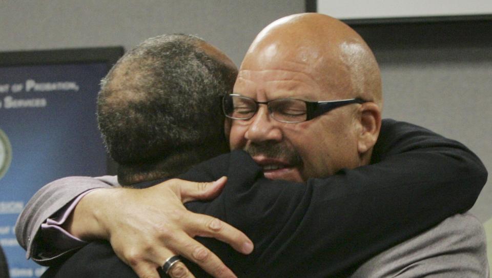 BEGEISTRET OVER BEN�DNING: Tom Joyner omfavner professor Henry Louis Gates Jr. etter avgj�relsen � ben�de han to grandonkler, som i 1915 ble sendt i den elektriske stol. Foto: AP Photo/Mary Ann Chastain