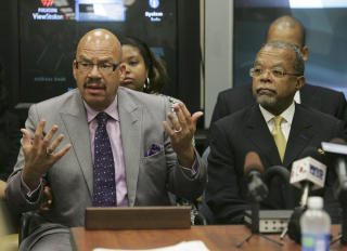 PRESENTERER SIN SAK: Tom Joyner (t.v.) og Henry Louis Gates Jr. legger frem sin sak til South Carolina Dept. of Pardon, Probation, and Parole. Joyners to grandonkler ble ben�det 94 �r etter sin d�d. (AP Photo/Mary Ann Chastain)