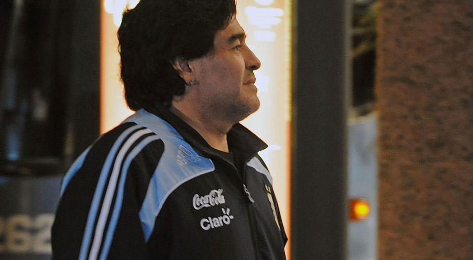 SKJEBNEKAMP: Argentinas landslagstrener Diego Maradona vet at laget hans kan g� glipp av VM, dersom Uruguay sl�r Argentina samtidig som Ecuador sl�r Chile. Foto: Miguel Rojo/Scanpix