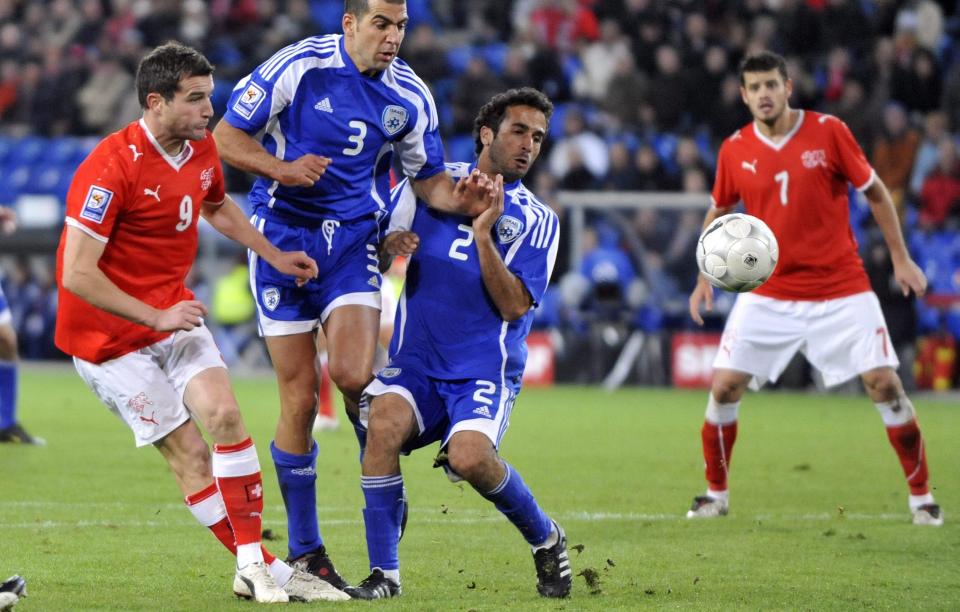 TIL S�R-AFRIKA: Sveits klarte ikke score i kveld, men tur til VM blir det. Her er Alexander Frei (t.v.) i duell med Israels Tal Ben Haim og Klemi Saban. Foto: Scanpix/EPA