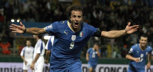 TRE P� 12 MINUTTER: Alberto Gilardino reddet festen med ekte hattrick i l�pet av kampens 12 siste minutter. Foto: Alessandro Garofalo/Scanpix