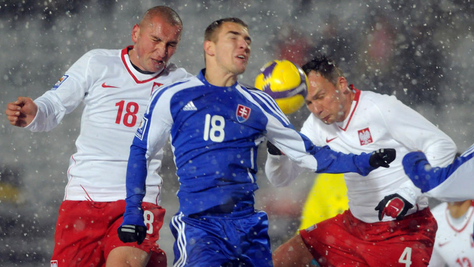 KALD KVELD: Polens Mariusz Lewandowski (t.v.) og Arkadiusz Glowacki m�tte se seg sl�tt av Erik Jendrisek og Slovakia. Foto: Ludmila Mitrega/Scanpix
