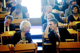FORTROLIGE: De to er fortrolige om mye som foreg�r i regjeringen ellers, her da finansministeren la fram statsbudsjettet tirsdag. Men n� vil ikke Kristin Halvorsen fortelle Jens Stoltenberg om hva slags �nsker hun har om SVs statsr�dsposter og arbeidsoppgaver i regjering, f�r hun har tittet statsministeren i kortene. Foto: Torbj�rn Gr�nning