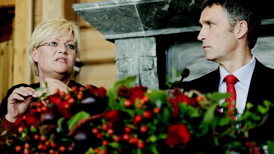 HOLDER TETT: SV-leder Kristin Halvorsen har forel�pig valgt � ikke fortelle Jens Stoltenberg om hun vil fortsette som finansminister. If�lge Dagbladets kilder venter hun til riktig tidspunkt i forhandlingene som n� p�g�r mellom de tre partiene om hvem som skal ha de ulike departementene. Foto: Jacques Hvistendahl