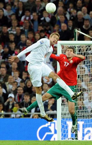 GREP SJANSEN: I Wayne Rooneys skadefrav�r viste Peter Crouch hva han kan. Foto: EPA/GERRY PENNY