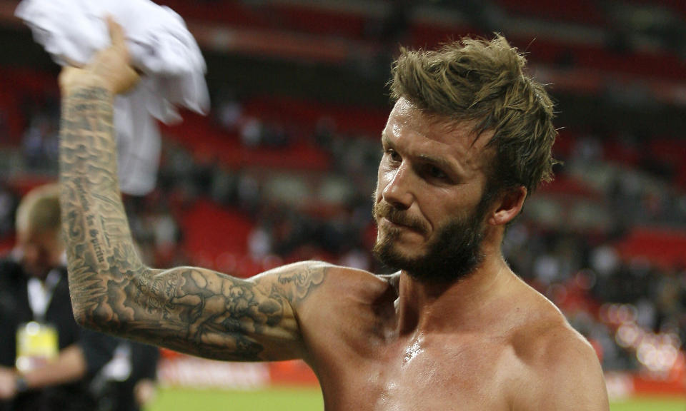 VIL TIL VM: David Beckham kastet drakta til en supporter etter Englands seier mot Hviterussland p� onsdag. N� styrkes VM-sjansene hans av at han skal spille for AC Milan fra januar. Foto: AFP