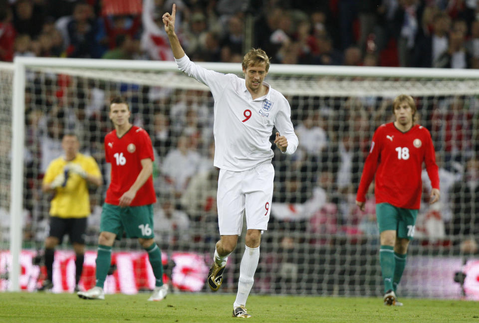 TO AV TRE: Englands Peter Crouch takket for tilliten og s�rget for to scoringer mot Hviterussland onsdag kveld. Foto: Kirsty Wigglesworth/Scanpix