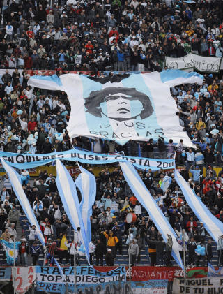 �TAKK GUD!�: Fansen hyllet Maradona, allerede f�r kampen. Foto: AFP PHOTO / PABLO PORCIUNCULA/Scanpix