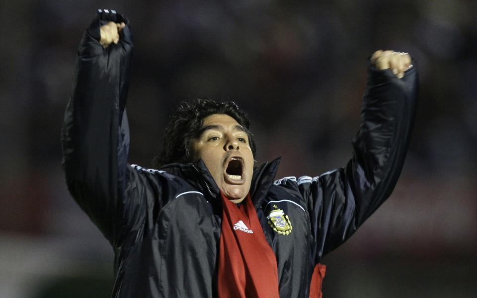 SEIERHERRE: Maradona feirer etter Argentinas scoring. Den holdt til � sende laget til VM. Foto: AP Photo/Natacha Pisarenko/Scanpix