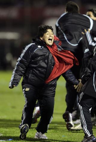 SUPERMANN: Det var ikke langt ifra at Maradona lettet da triumfen var et faktum. Foto:  REUTERS/Andres Stapff/Scanpix
