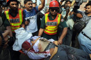 BLODIG ANGREP: Et s�ret offer blir brakt ut av hovedkvarteret til det f�derale pakistanske politiet i byen Lahore. Foto: AFP