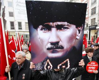 NASJONALISME: B�de Tyrkia og Armenia har en godt synlig nasjonalistisk fl�y. Her demonstrerer tyrkiske nasjonalister med bilde av Tyrkias landsfader Kemal Ataturk, grunnleggeren av det moderne Tyrkia. Foto: REUTERS/Fatih Saribas