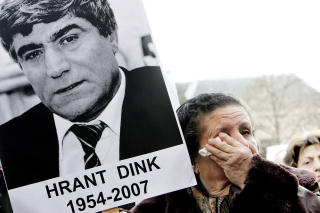 DREPT AV TYRKISK ULTRANASJONALIST: Den tyrkisk-armenske journalisten Hrant Dink ble drept i januar 2007. Han hadde kritisert den tyrkiske fornektelsen av folkemordet. Foto: AFP/ANP/EVERT-JAN DANIELS