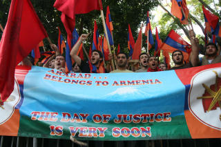 VIL HA TILBAKE ARARATFJELLET: Armenske demonstranter i Libanon kjemper for at folkemordet anerkjennes og landomr�der i Tyrkia gis tilbake til armenere. Foto: AFP/ANWAR AMRO