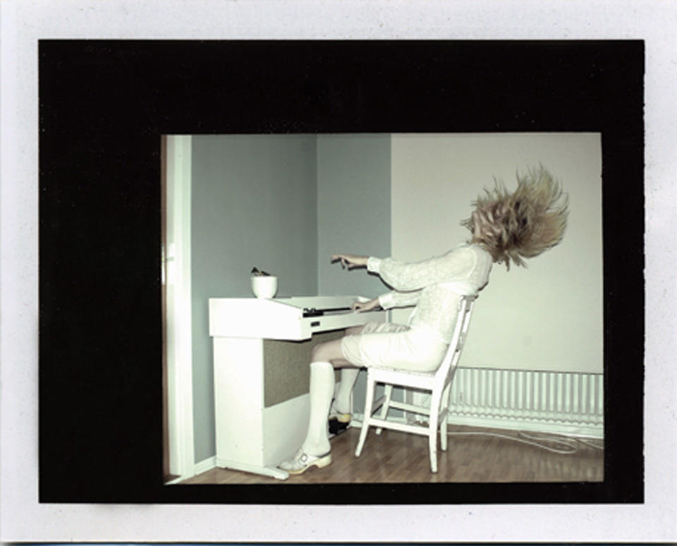 POPUL�RT VIRKEMIDDEL: Polaroidkameraene har hatt en aktiv tilhengerskare, ogs� etter at det ble besluttet � legge ned produksjonen av film. Her er coveret til Frida Hyv�nens debutplate �Until Death Comes� (2005).
