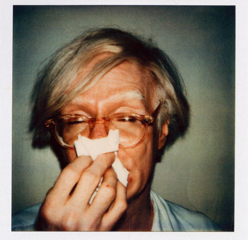 KLASSIKER: Andy Warhol er blant kunstnerne som brukte polaroidkameraet flittig. Her selvportrettet �Andy Sneezing�. FOTO: THE POLAROID BOOK