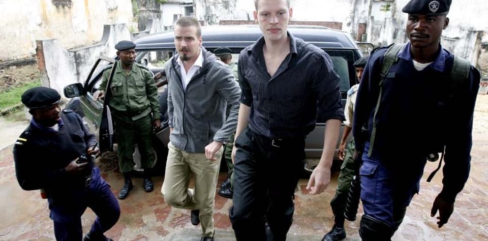 ANKOMMER RETTSLOKALET: Dagens ankebehandling ble utsatt p� grunn av regnv�r i Kisangani. Tjostolv Moland og Joshua French ankom rettssalen like f�r klokka ett i dag. Foto: TORE BERGSAKER