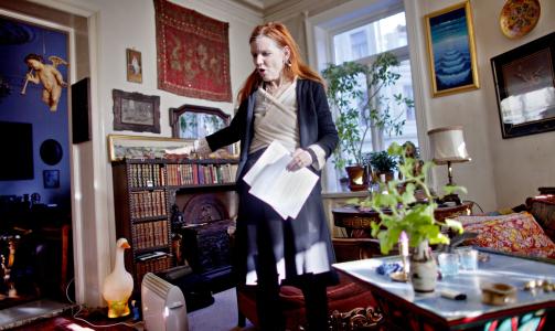 HELT FORTVILT: Vibeke Hannestad (58) bor hun i en 180 kvadratmeters leilighet p� Majorstuen, men har ikke r�d til � leie eller kj�pe en annen leilighet i dette omr�det. Hun synes det er fryktelig � m�tte flytte ufrivillig, og vet ikke hvor hun eventuelt skal bo. FOTO: KRISTER S�RB�