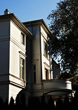NY BOLIG En av i alt tre balkonger i den herskapelige villaen. Foto: NINA HANSEN/DAGBLADET