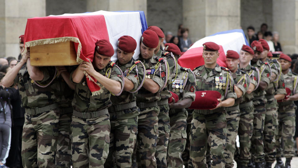 TATT P� SENGA: Den franske patruljen trodde omr�det de hadde overtatt var stille og rolig. Lite visste de om at italiensk etterretning hadde foret Taliban og lokale krigsherrer med titusener av dollar for � ikke p�f�re italienerne tap. Her f�res b�rene av de ti drepte franske soldatene under en seremoni i Paris 21. august i fjor. 21 andre soldater ble skadd i bakholdsangrepet. Foto: AP/Michel Euler/SCANPIX