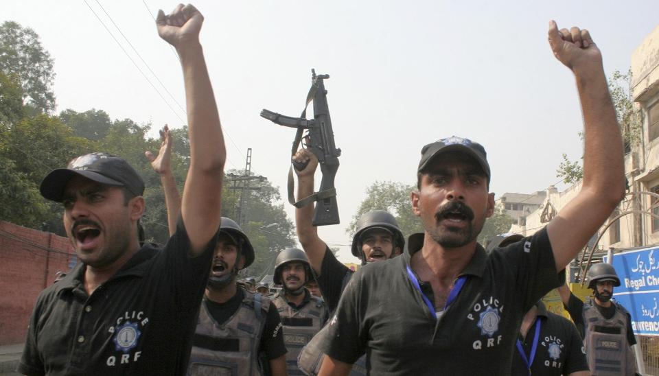 MINST TI DREPT: �Gud er stor�, roper pakistanske sikkerhetsstyrker etter � ha bidratt til � avklare situasjonen ved kriminalpolitiet FIAs regionale hovedkvarter i storbyen Lahore torsdag. Ekstremister gikk til angrep mot flere av politiets bygninger i byen og drepte minst ti mennesker. Foto: SCANPIX/REUTERS
