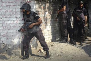 KLAR TIL KAMP: Politifolk tar oppstilling i n�rheten av kriminalpolitiet FIAs regionale hovedkvarter i Lahore, hvor ekstremister torsdag gikk til angrep. Det tok flere timer f�r situasjonen var avklart. Foto: SCANPIX/REUTERS
