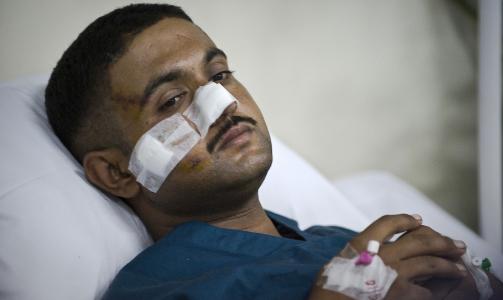 POLITIMANN SKADD: En pakistansk politimann hviler i en seng p� et sykehus i Lahore etter � ha p�dratt seg skader i sammenst�tet med Taliban. FOTO: AFP/ NICOLAS ASFOURI