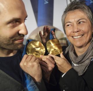 DESIGNERNE: Corrine Hunt og hennes meddesigner Omar Abel har laget medaljene. Abel holder et OL-gull, mens Hunt viser fram Paralympics-gullet. Foto: REUTERS