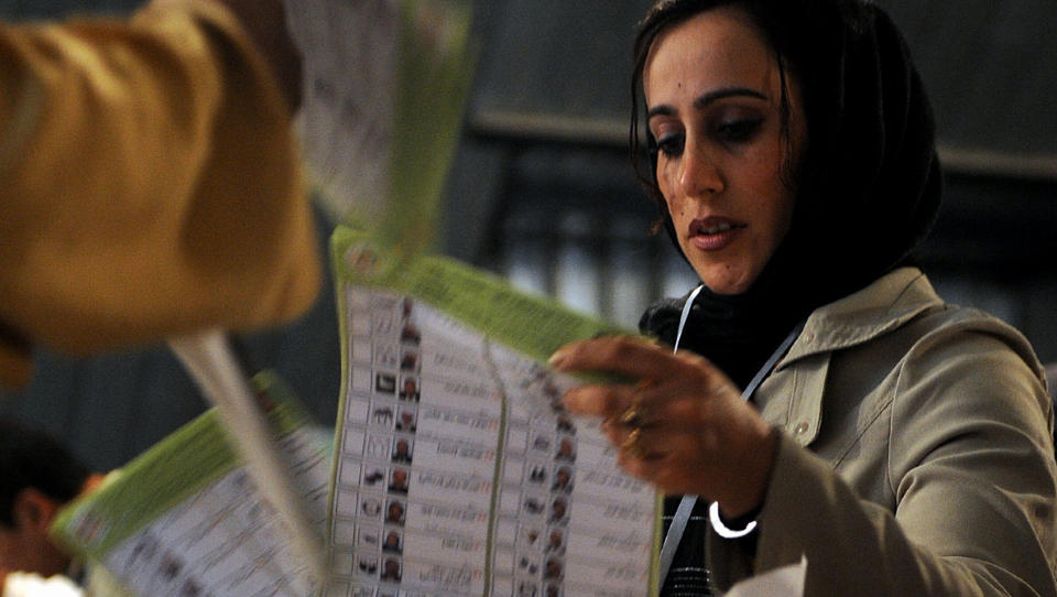 P�STANDER OM VALGFUSK: En valgmedarbeider sorterer stemmer etter den f�rste valgomgangen i Afghanistan. N� kan det bli en runde til. Foto: AFP PHOTO/SHAH Marai/Scanpix