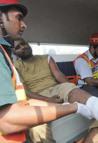 OVER 160 DREPT: Her f�r en skadd politimann hjelp etter anslaget mot Lahore. Foto:  EPA/RAHAT DAR/Scanpix