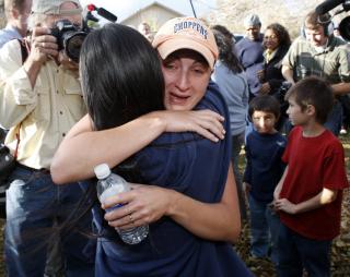 LETTET: Kimberly Hicks gir moren Mayumi Henne en god klem etter at gutten ble funnet p� loftet. Foto: AP Photo/David Zalubowski/Scanpix