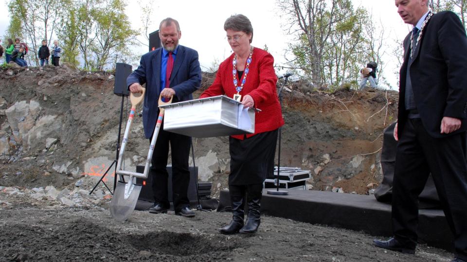 VEKSTPLANER:Fylkesordf�reren i Nordland, Mariette Korsrud er med p� � gjennomf�re planen for �kt vekst i Nordland gjennom internasjonalisering. Her fra da hun la ned grunnsteinen p� Hamsunsenteret p� Presteid i Hamar�y tidligere i �r. Hun fikk hjelp av fylkesr�d for kultur og milj�, Geir Ketil Hansen (t.v.) og Hamar�y-ordf�rer Rolf Steffensen (t.h.). FOTO: SCANPIX