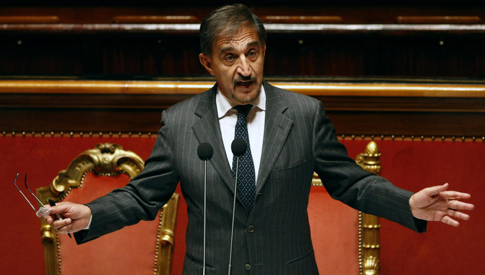 VARSLER S�KSM�L: Italias forsvarsminister Ignazio La Russa er rasende p� Times etter avsl�ringene i g�r. Mens han truer med � saks�ke avisa over det han mener er helt ville og falske p�stander, publiserer den britiske avisa stadig flere rystende detaljer om hvordan italiensk etterretning bestakk oppr�rsledere for � hindre italienske tap. Foto: AP Photo/Pier Paolo Cito/SCANPIX